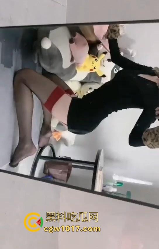 看似高颜值身材好，但实际上懂得都懂，私下反差淫荡的一批，各种骑乘花式抽插，这种类型的嗦鸡巴老狠了！  第6张