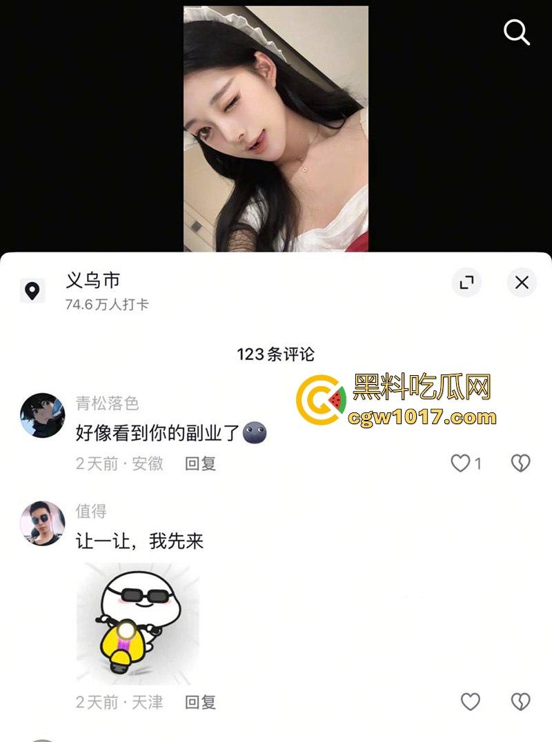 抖音高颜值网红【小棉】网络上人设甜美少女，副业拍定制自慰视频，手指深扣粉嫩骚穴，昔日甜妹化身淫荡尤物！  第1张