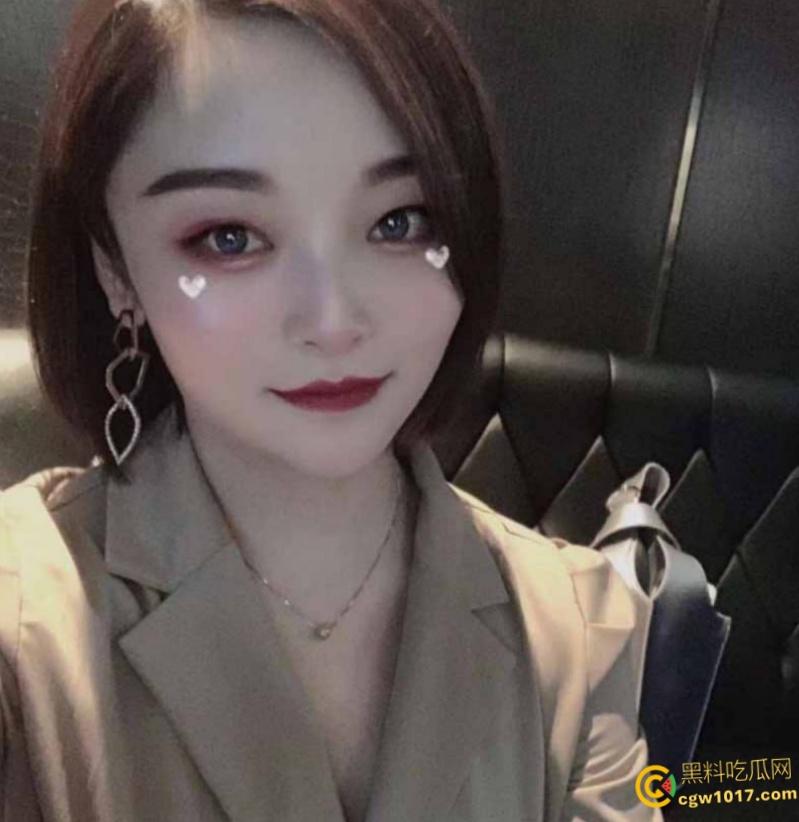 海南大学学妹【赵静怡】，被金主包养视频流出，穿着连体黑丝被金主按住头操嘴，极品翘臀后入打桩猛草 ！  第2张