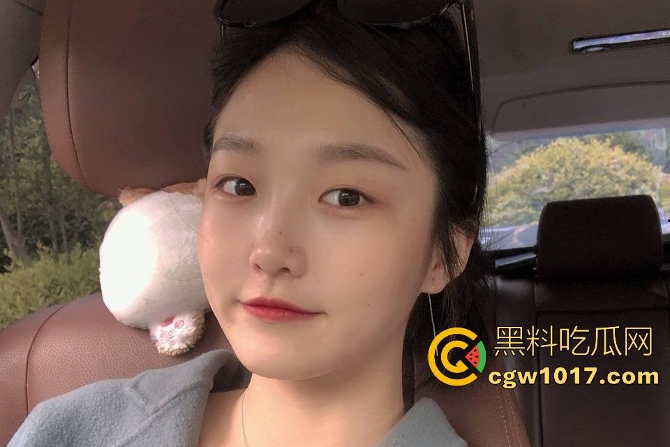 极品清纯女神【党泽】，职场女强人私下顶级口活，粉嫩骚穴吞根，口交完主动戴套主动骑乘，床上职场都有两把刷子！  第1张