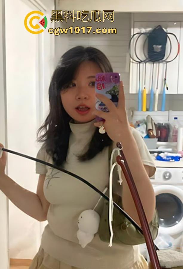 河北反差幼师【李小梦】人民好教师，白天讲课，晚上辅导大学生，微坦身材翘臀圆润，露脸深喉舔屌上位骑乘！  第1张