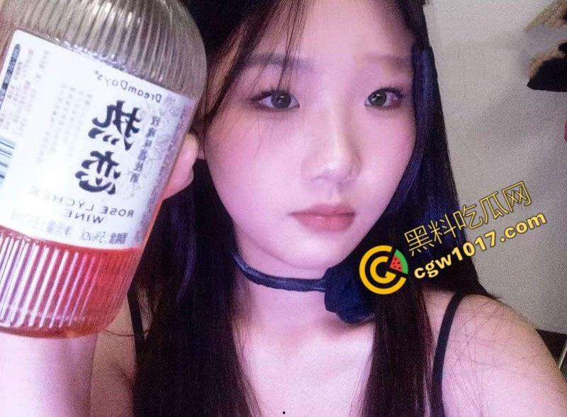 陕西校园女神【杨子诺】被包养视频流出：酒店内跪地献咽，丝袜撕烂，狂野激情，彻底堕落为欲望玩物！  第7张