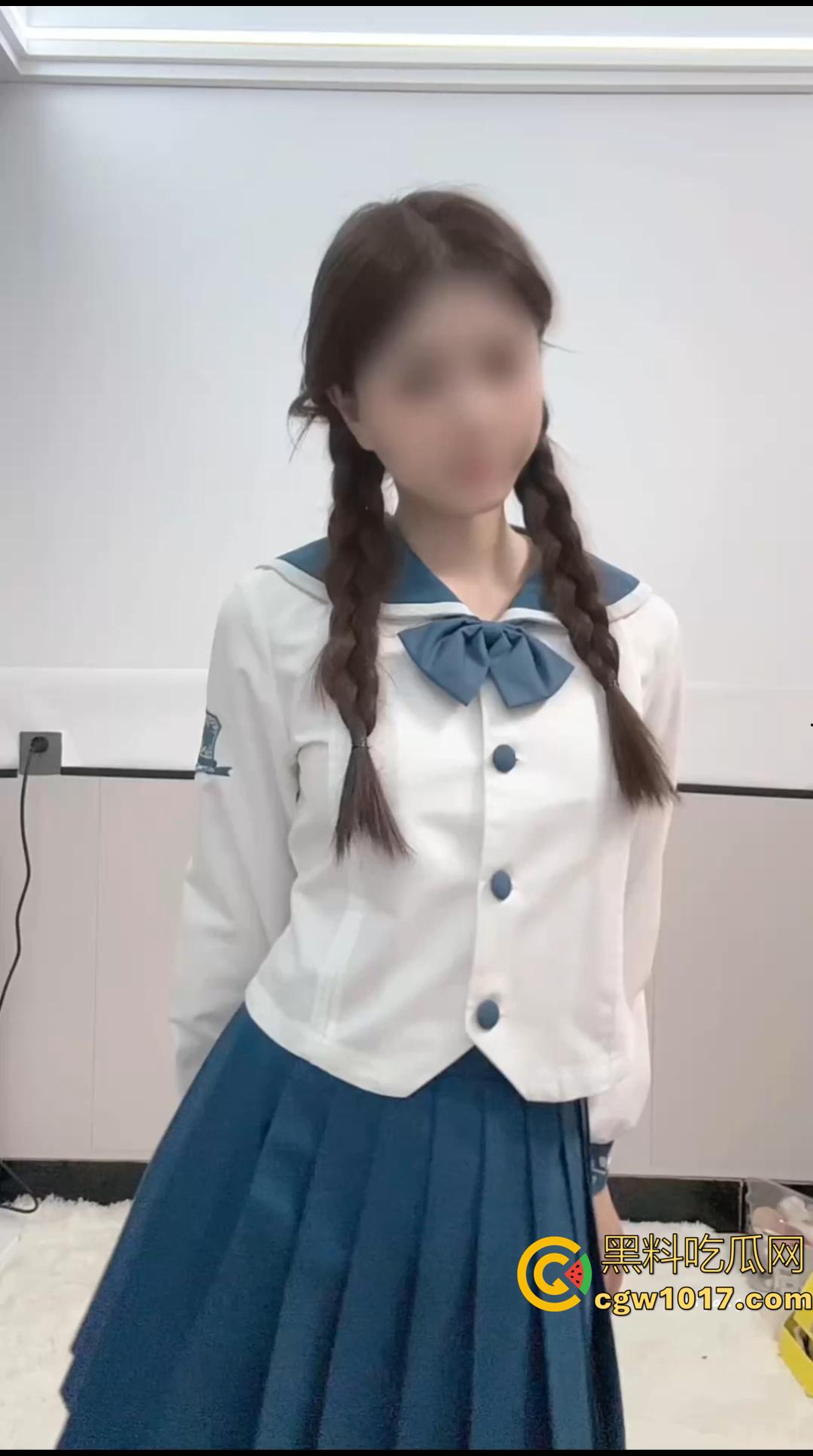 推特小乔付费解锁的双版本炸裂钱来舞！JK制服＋全裸，粉嫩小穴在稀疏逼毛的点缀下直接让人鸡儿硬到爆炸！  第1张