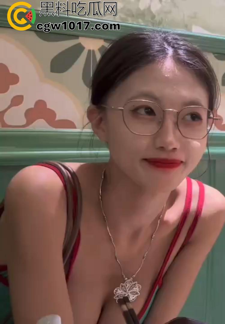 百万粉丝的【strangewomandcl】人妻反差婊彻底社死！付费群露脸被操到喷水，精液从逼里流一地！  第7张