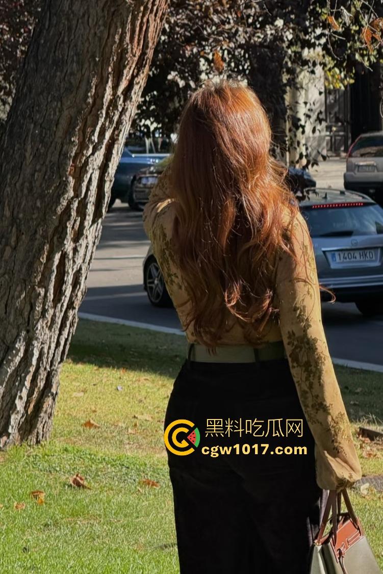 纽约淫妻生完娃后水多敏感，结婚前被5人在阳台趴窗挨操叫声惊路人，老公满足不了只好找留学生，你愿意吗？  第1张