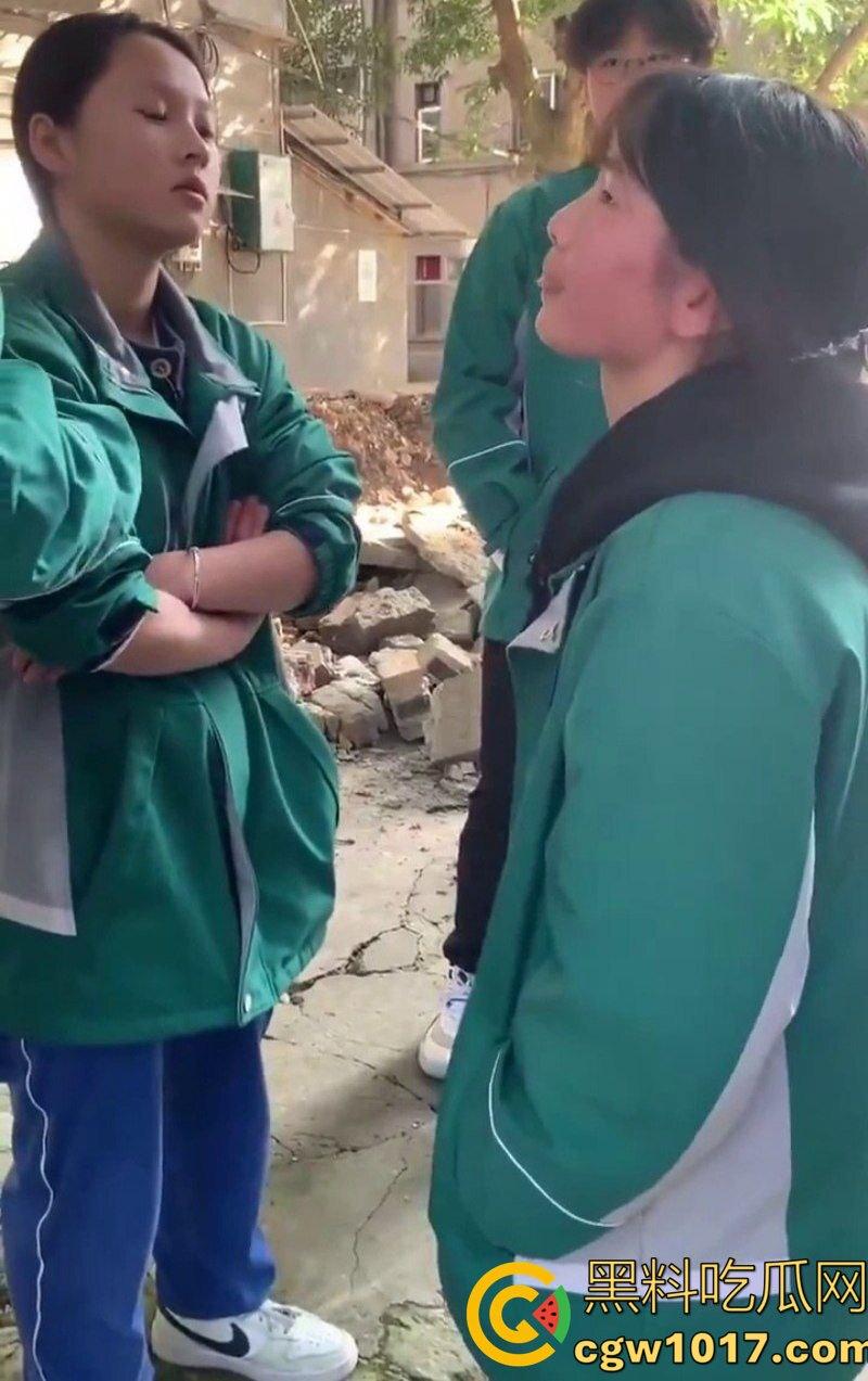 阆中中学女生霸凌事件 高中妹被接连扇大耳光 满脸红掌印却依旧不闪不避 硬气的一逼！男同学围观全程不阻止反而笑嘻嘻！  第4张