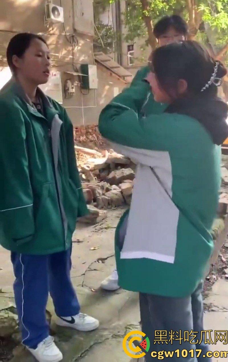 阆中中学女生霸凌事件 高中妹被接连扇大耳光 满脸红掌印却依旧不闪不避 硬气的一逼！男同学围观全程不阻止反而笑嘻嘻！  第6张