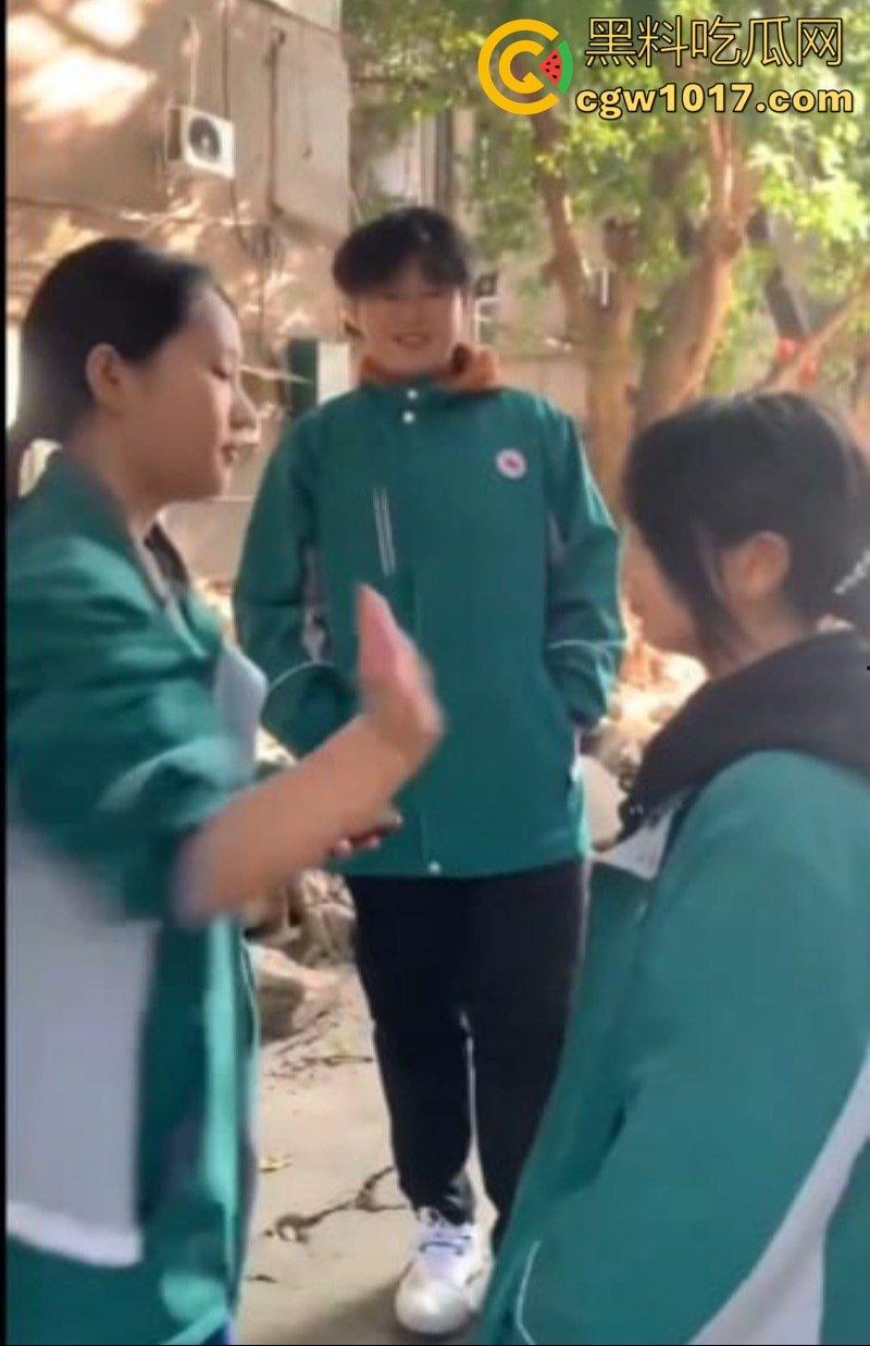 阆中中学女生霸凌事件 高中妹被接连扇大耳光 满脸红掌印却依旧不闪不避 硬气的一逼！男同学围观全程不阻止反而笑嘻嘻！  第8张
