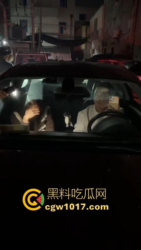 广东省潮州饶平捉奸现场！深夜操完送别人的老婆回家被逮，绿帽老公在车外拿手电一直拍，骚逼还好意思捂脸！  第2张