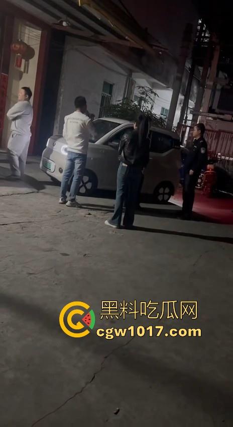 广东省潮州饶平捉奸现场！深夜操完送别人的老婆回家被逮，绿帽老公在车外拿手电一直拍，骚逼还好意思捂脸！  第9张