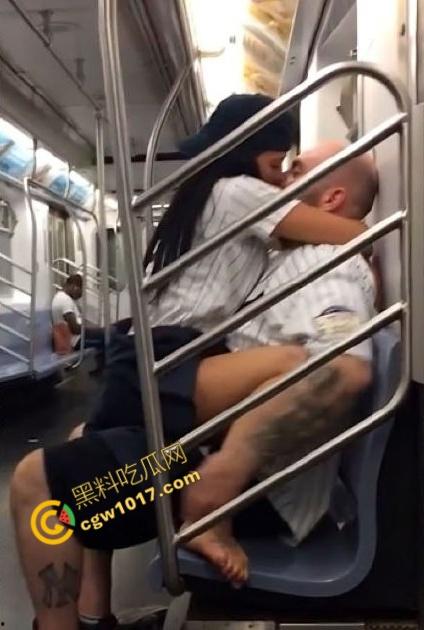 2025最疯户外野战！女主身材火辣，天台、树梢、电梯激战，猛浪与尴尬交织，各种场景爆操无极限！  第2张