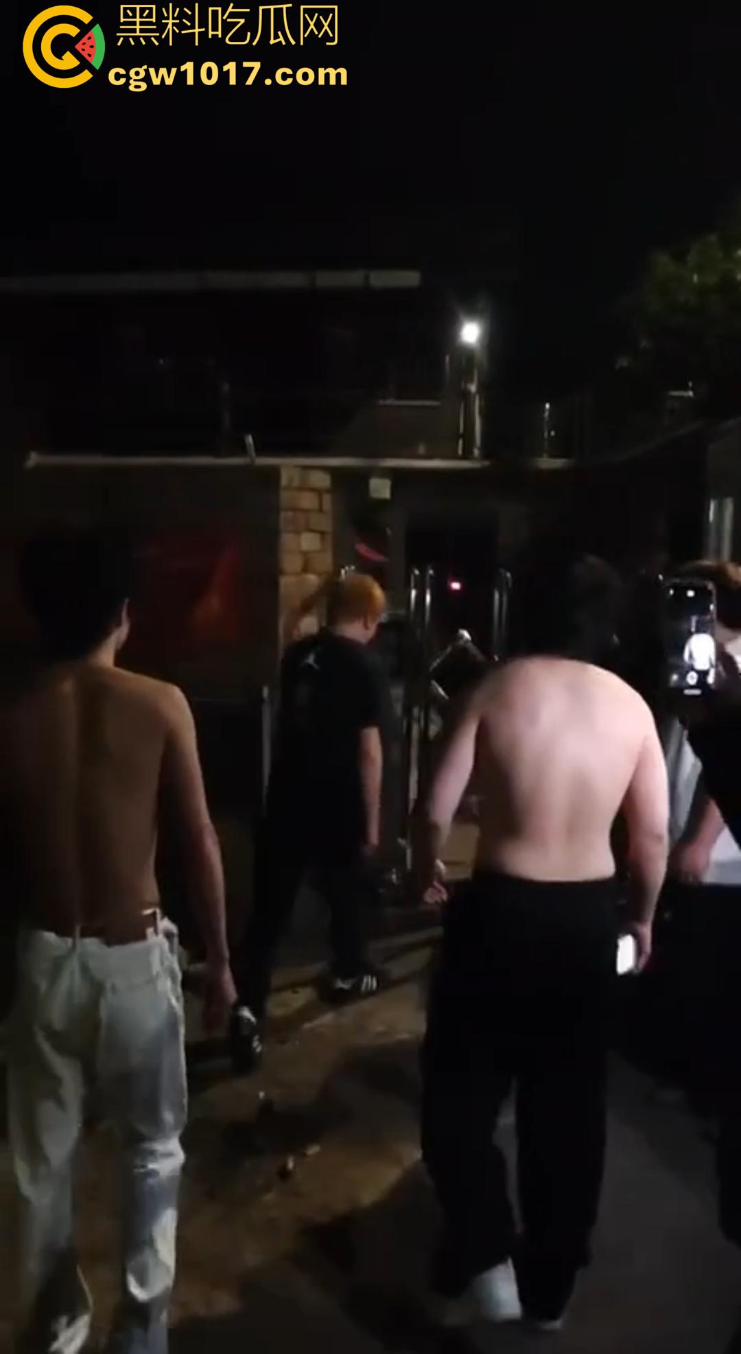 广西桂林C罗事件完整版 精神小伙为爱冲锋 与情敌约群架1v4 只为争夺交配权 现场视频流出！  第8张