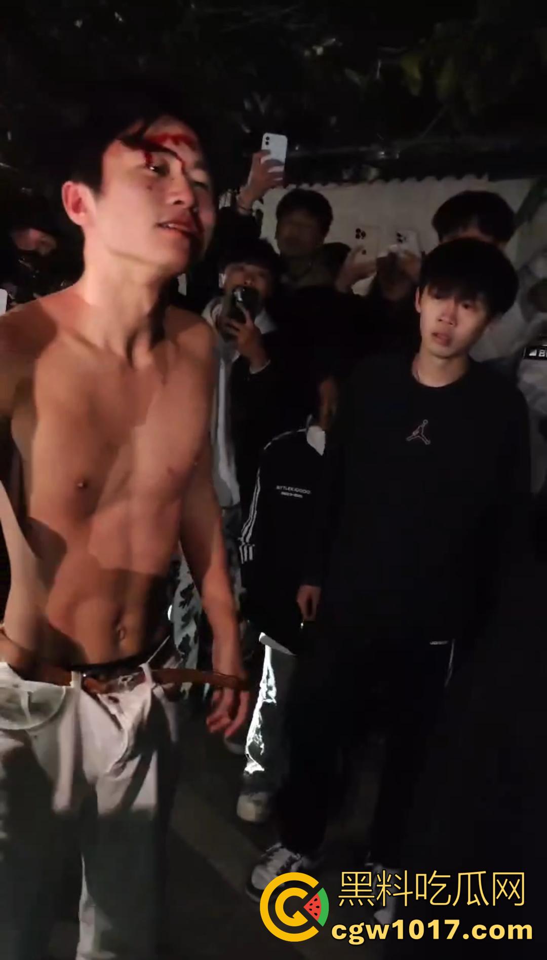 广西桂林C罗事件完整版 精神小伙为爱冲锋 与情敌约群架1v4 只为争夺交配权 现场视频流出！  第4张