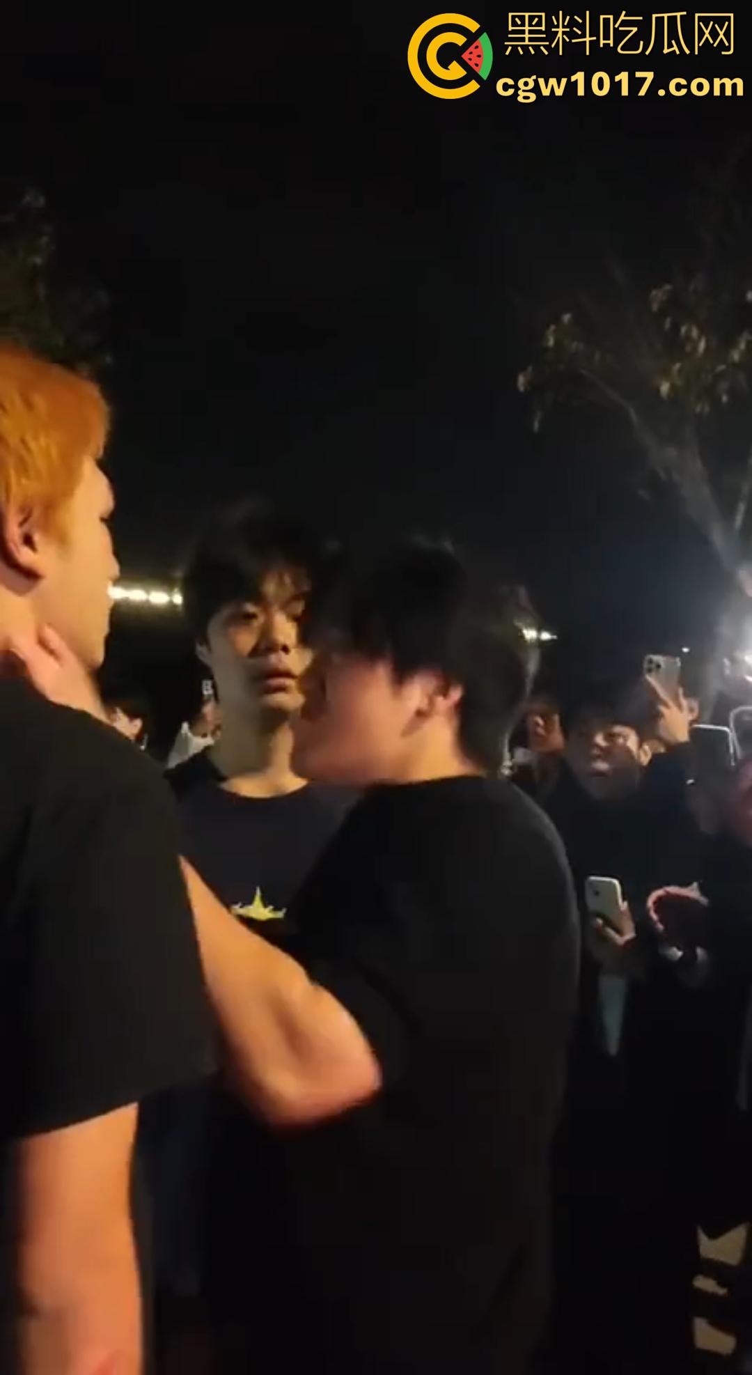 广西桂林C罗事件完整版 精神小伙为爱冲锋 与情敌约群架1v4 只为争夺交配权 现场视频流出！  第6张