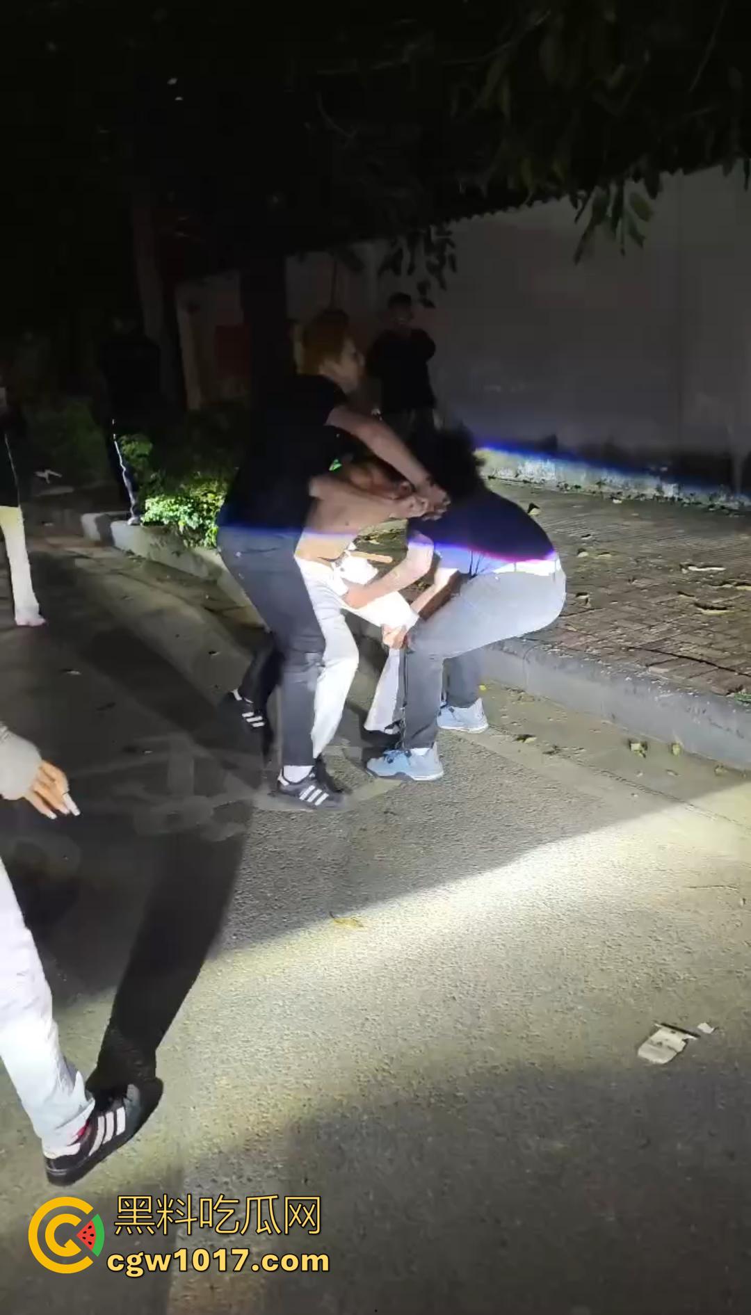 广西桂林C罗事件完整版 精神小伙为爱冲锋 与情敌约群架1v4 只为争夺交配权 现场视频流出！  第3张