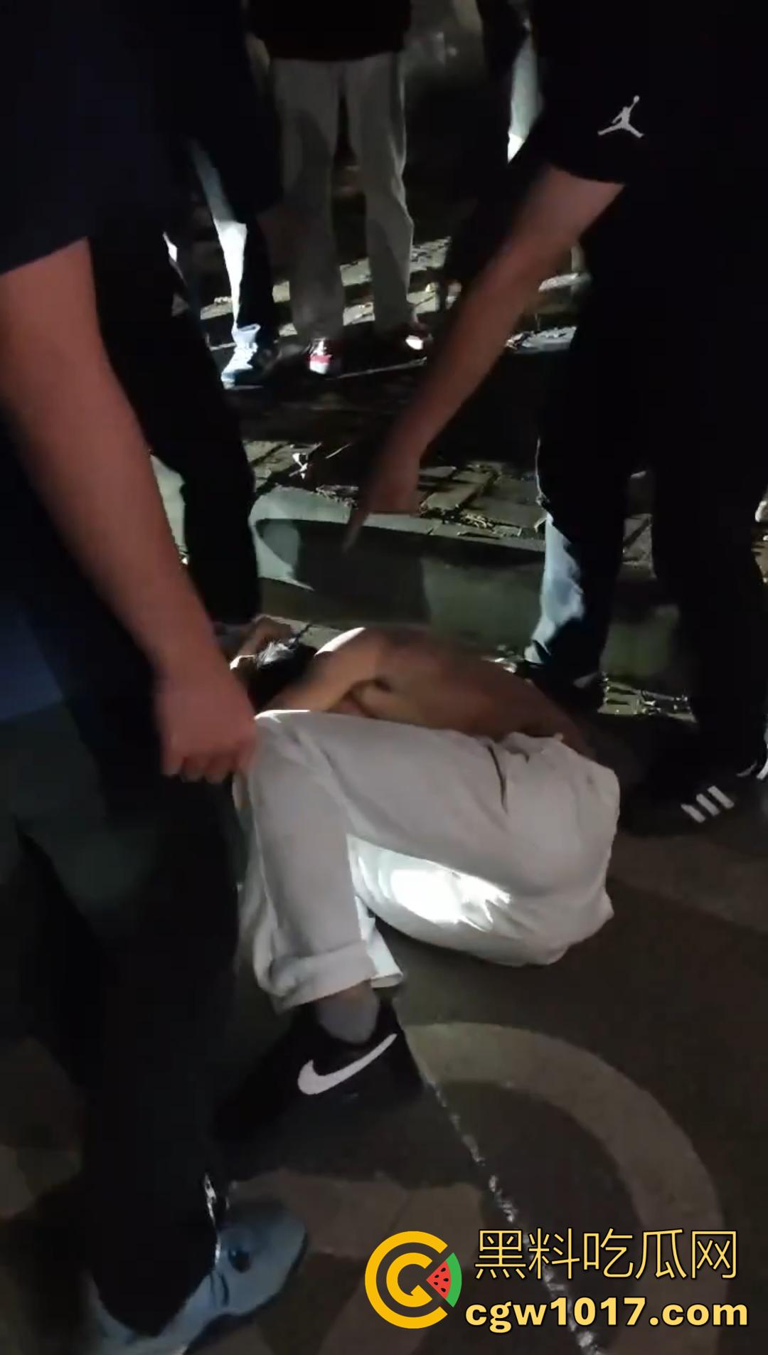 广西桂林C罗事件完整版 精神小伙为爱冲锋 与情敌约群架1v4 只为争夺交配权 现场视频流出！  第7张