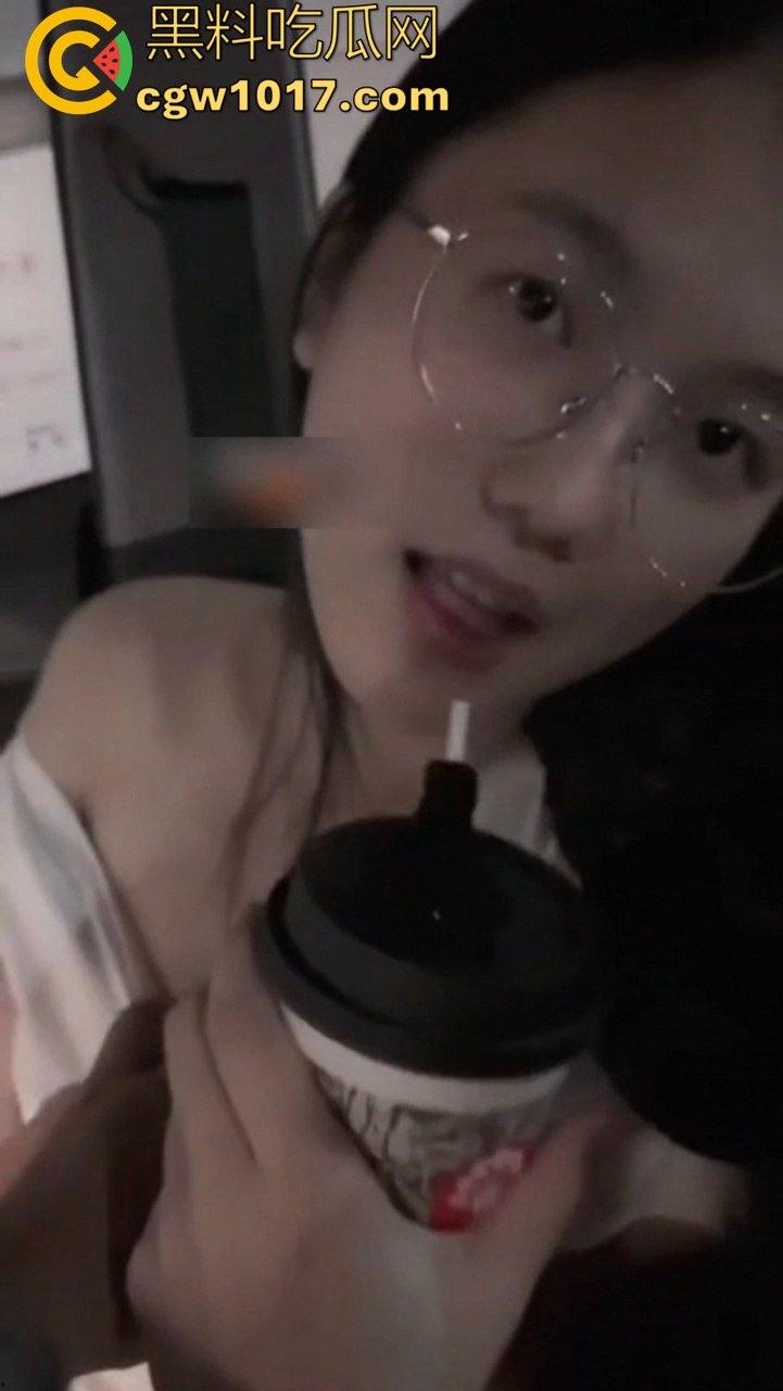 骚货女友在地下停车场坐在副驾驶上直接掰穴发情！撩裙勾魂，男主当场硬到差点停车猛干！  第4张