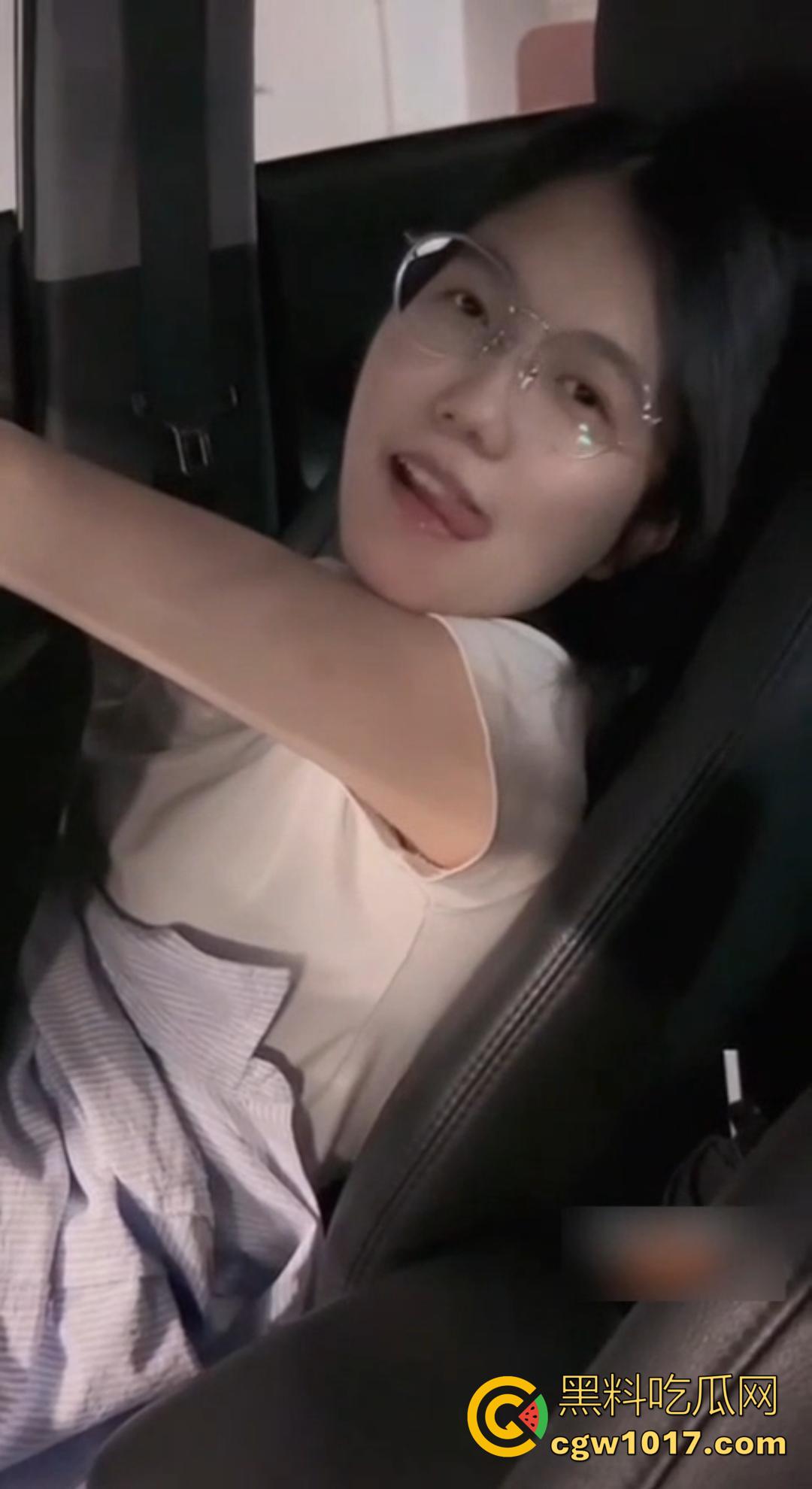 骚货女友在地下停车场坐在副驾驶上直接掰穴发情！撩裙勾魂，男主当场硬到差点停车猛干！  第1张