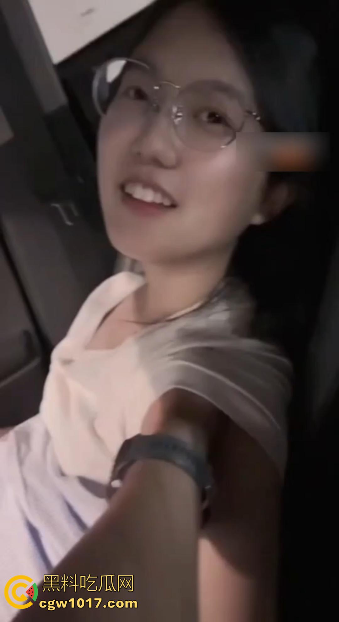 骚货女友在地下停车场坐在副驾驶上直接掰穴发情！撩裙勾魂，男主当场硬到差点停车猛干！  第2张