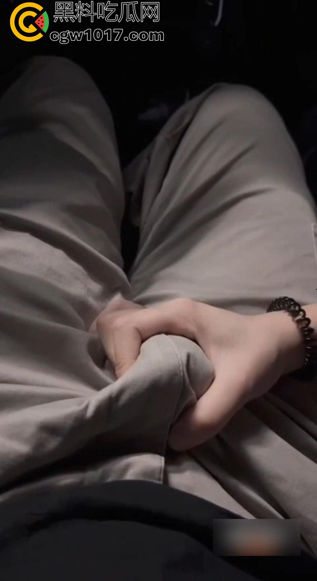 骚货女友在地下停车场坐在副驾驶上直接掰穴发情！撩裙勾魂，男主当场硬到差点停车猛干！  第6张