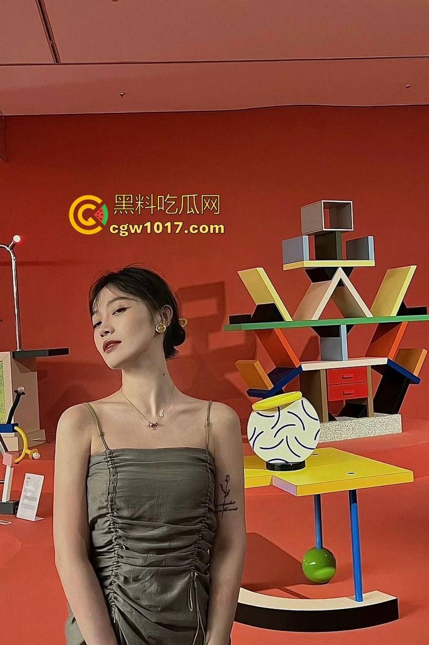 中国美术学院博士【叶露盈】不好好搞学术跑去跪舔院长鸡巴，口交时头发蹭卵蛋，院长爽完甩脸：你以为这样就能毕业？  第1张