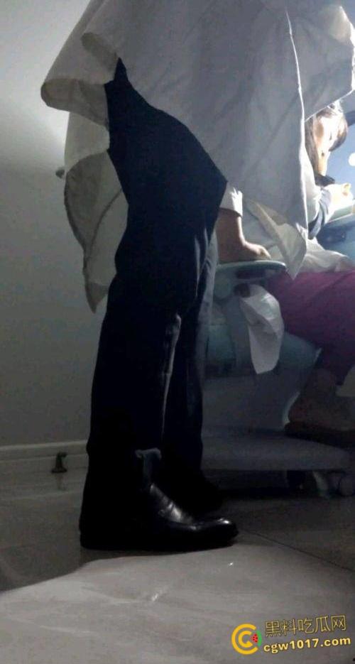 上班上累了去康复科找张姐，把她裤子脱了疯狂后入，小骚货小穴又紧又粉，要不是把我轰出去了，我肯定会肏她第二次 ！  第4张