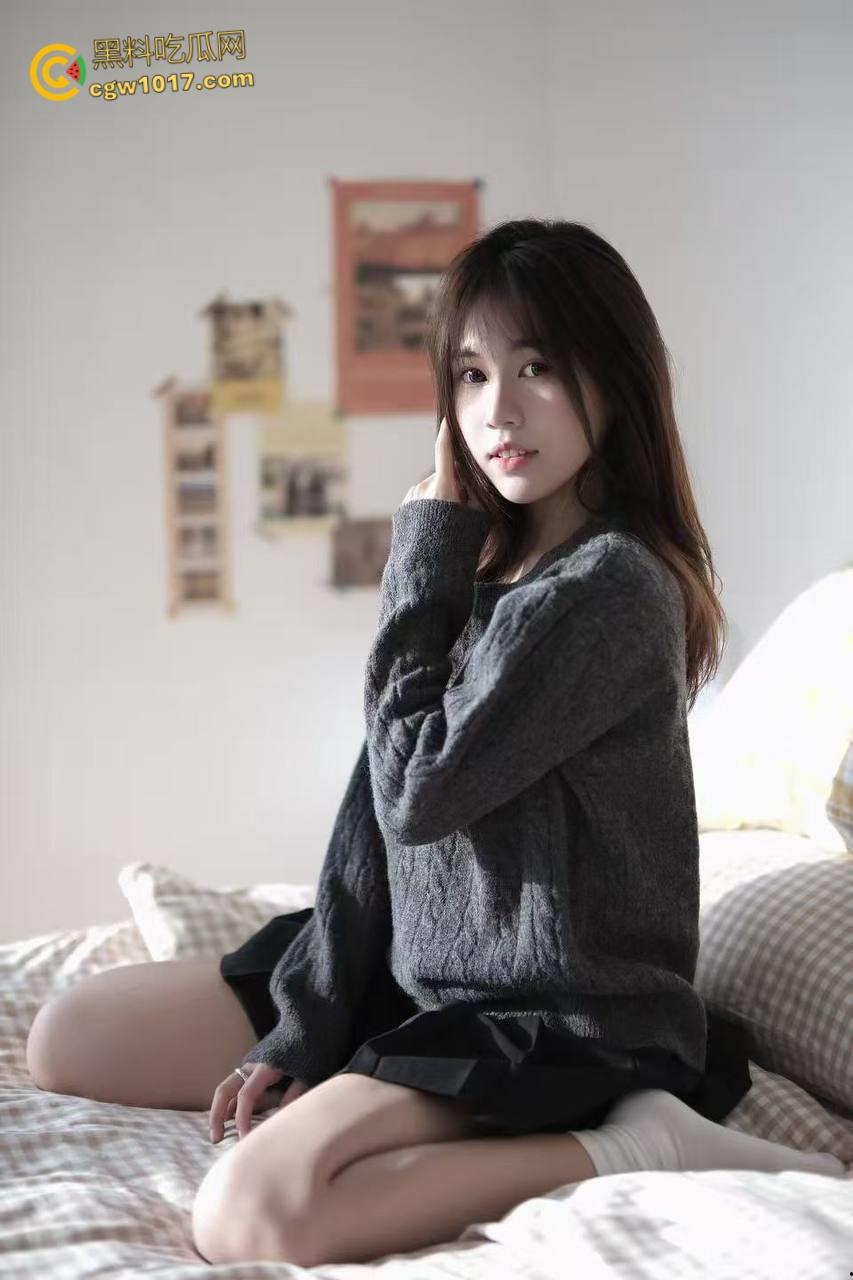 姐姐小产过后性欲望更大了，玩着手机就来脱我裤子，边自慰边给我口交，主动骑乘把我大屌夹的紧紧的，全射在小穴里 ！  第3张