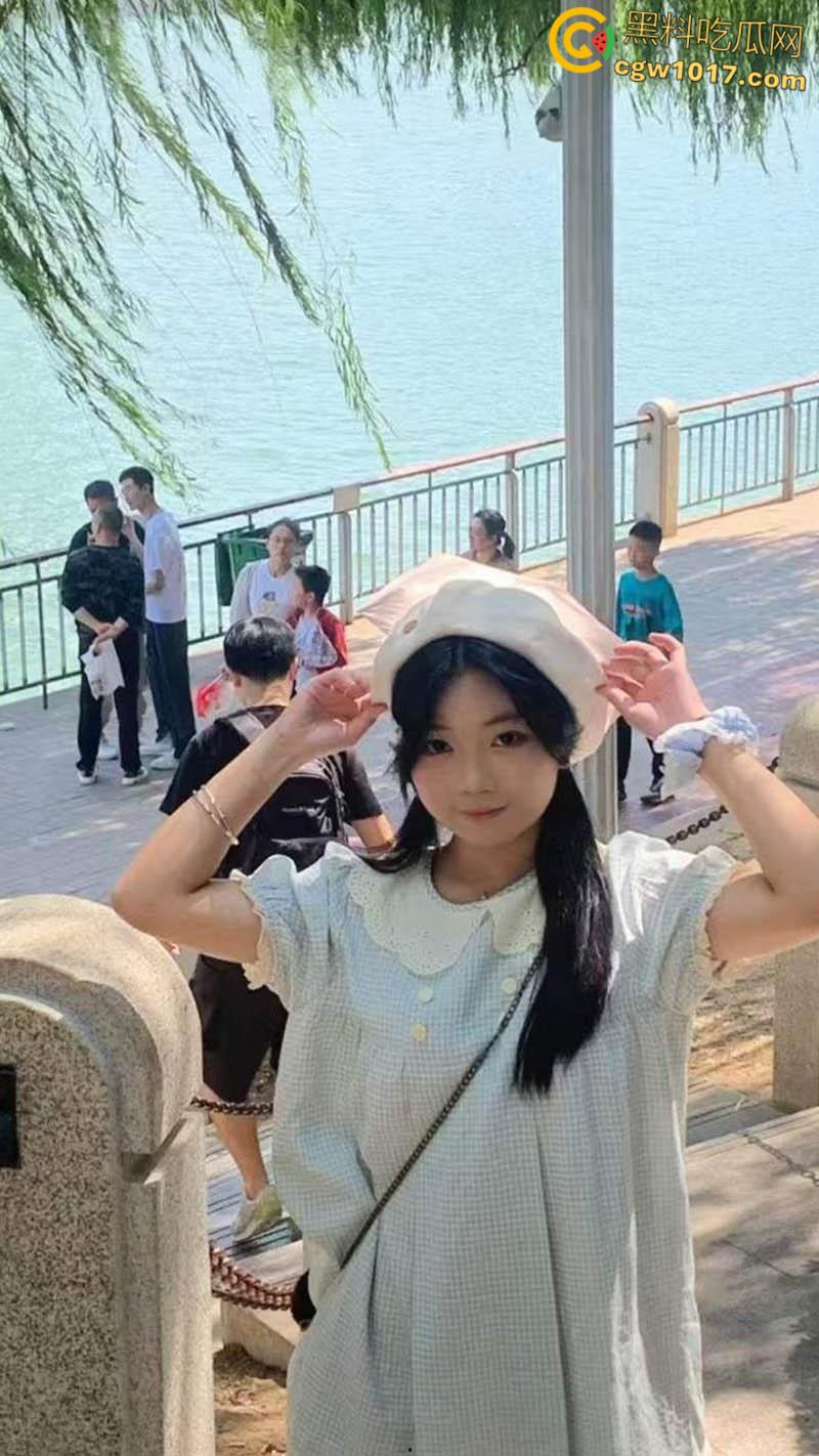 约炮大神【石先生】，约炮极品JK小萝莉，跪地口交被按头深喉，粉裙掀起美腿大开狂操，娇滴滴的呻吟超诱人！  第1张