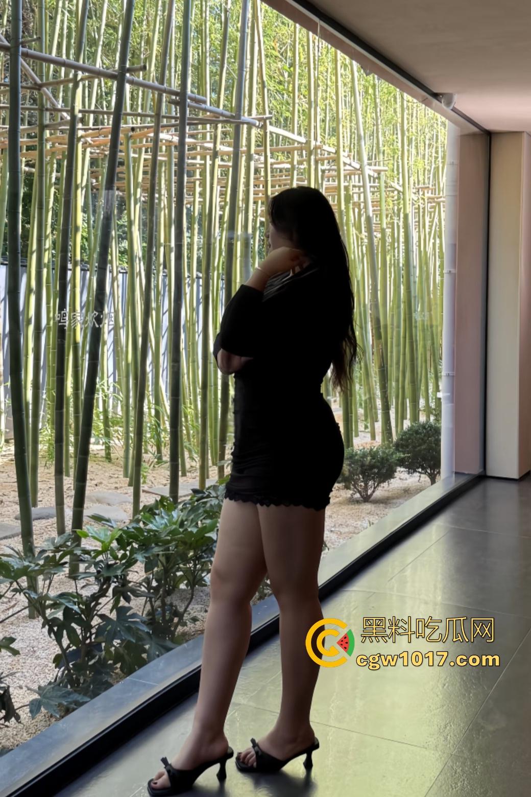 反差婊日常直播大奶下垂到膝盖，站起秀身高一米七，酸奶浇鸡巴口交惹得一身黏腻，还没开始观众就想射了！  第1张