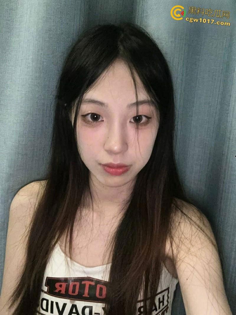 广东中山反差母狗【张倩倩】，恋爱期间出轨前任，被男友曝光自拍小视频，清纯嫩妹彻底沦为索精母狗！  第1张