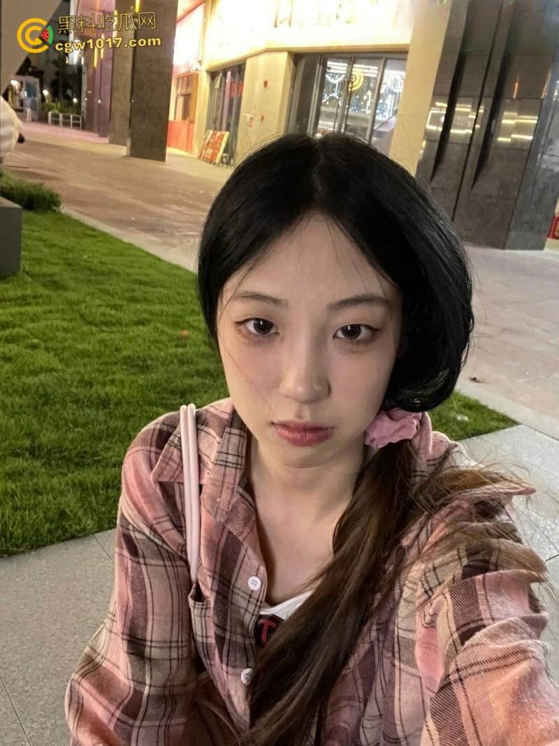 广东中山反差母狗【张倩倩】，恋爱期间出轨前任，被男友曝光自拍小视频，清纯嫩妹彻底沦为索精母狗！  第2张