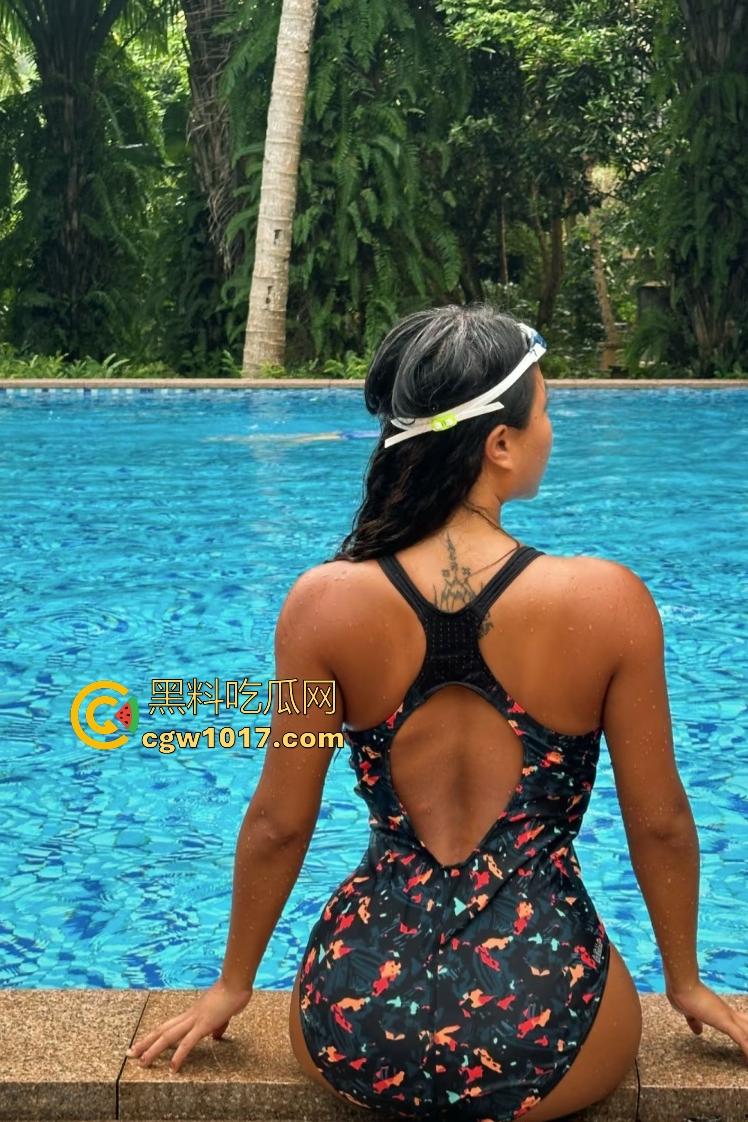 江边惊现白臀美女裸泳！脱衣屁股白到发光一堆人围观，老哥手机放大狂拍奶头隐约可见，我想知道这什么牌子的手机！  第5张