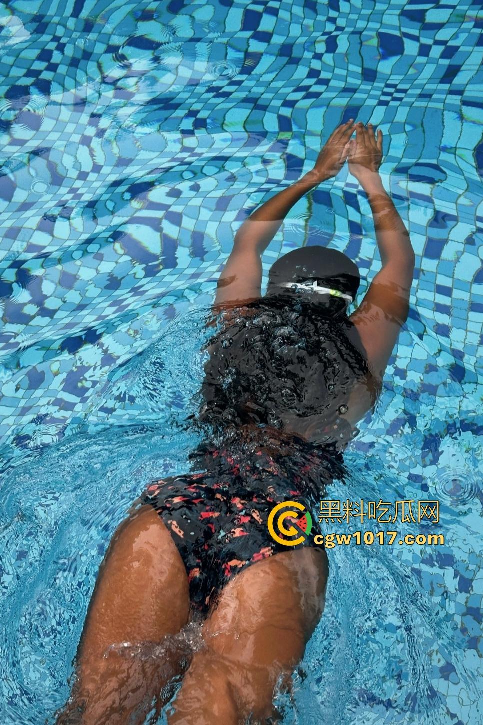 江边惊现白臀美女裸泳！脱衣屁股白到发光一堆人围观，老哥手机放大狂拍奶头隐约可见，我想知道这什么牌子的手机！  第6张