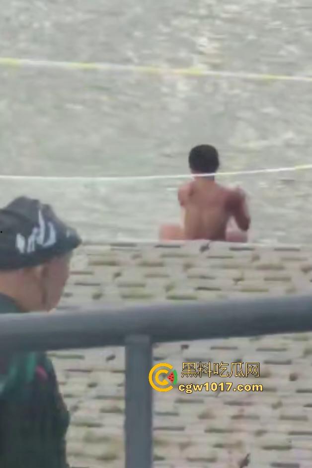 江边惊现白臀美女裸泳！脱衣屁股白到发光一堆人围观，老哥手机放大狂拍奶头隐约可见，我想知道这什么牌子的手机！  第9张