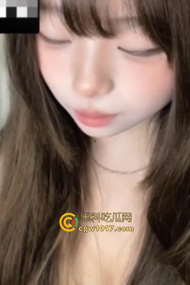 超可爱学生妹表情控制盯射，和金主视频露奶摸逼全程自言自语“看到喜欢的男孩子就浮想联翩”！  第6张