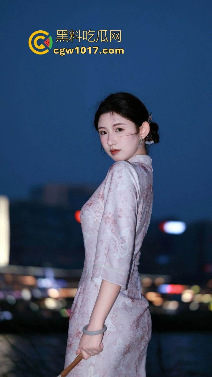 绿帽奴为刚做完爱的老婆清理小穴，用舌头360度无死角舔干净跟单男的爱液，堪比小米扫地机器人，这你受得了嘛！  第1张