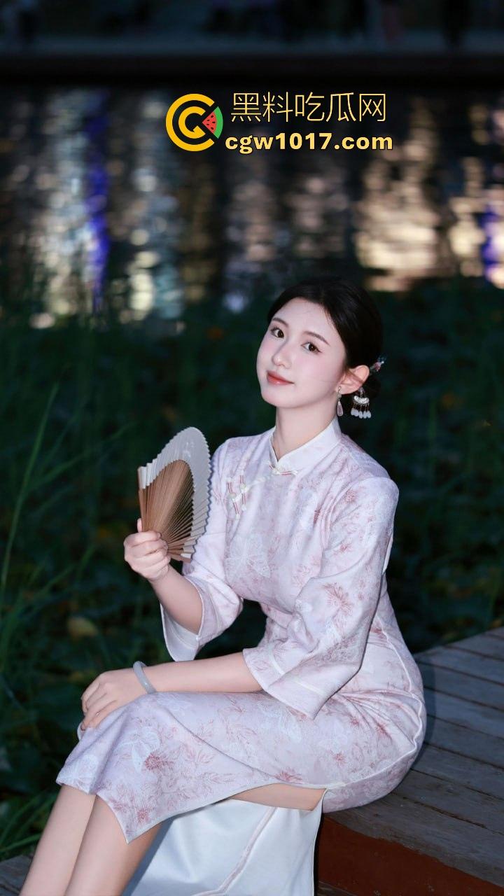 绿帽奴为刚做完爱的老婆清理小穴，用舌头360度无死角舔干净跟单男的爱液，堪比小米扫地机器人，这你受得了嘛！  第2张