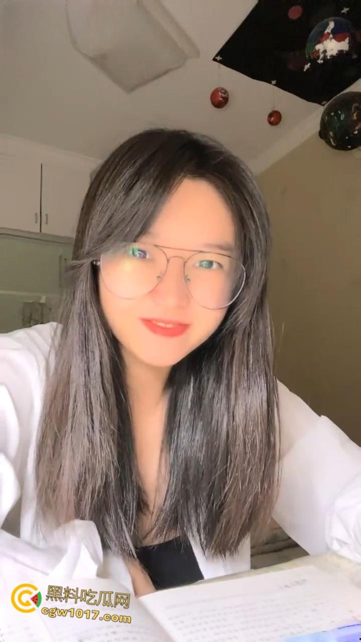 南京林业大学校花【何雯婷】，考研二战独居饥渴难耐，性感内裤塞个小玩具后继续学习，纯纯的清纯反差婊！  第3张