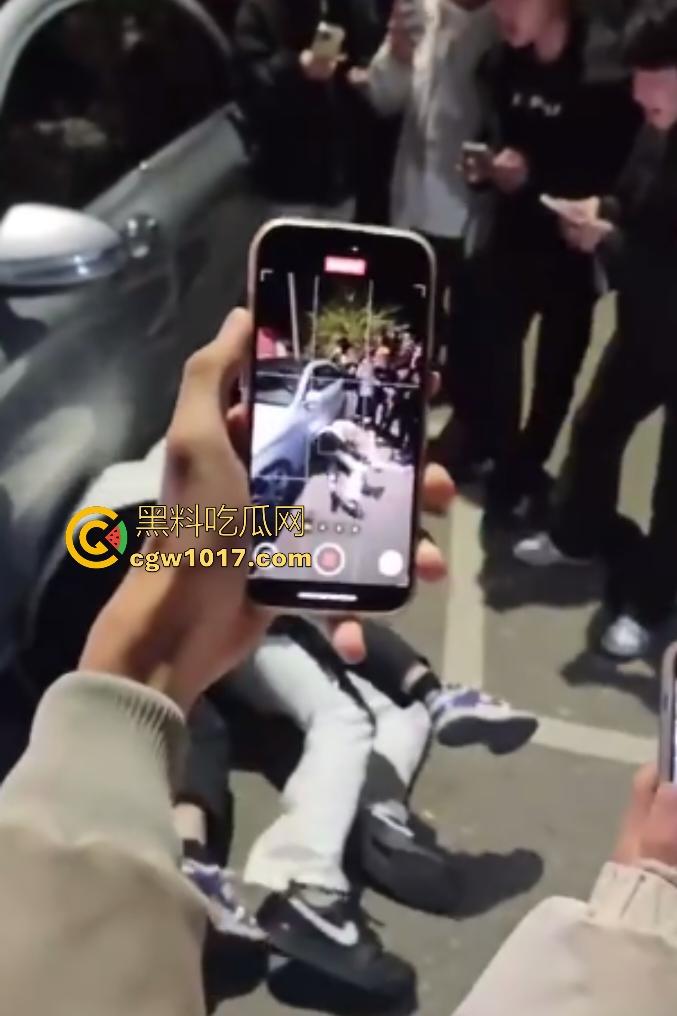 广西桂林谢霆锋1打4个C罗，只为争夺女友，谢霆锋没穿衣服被几个C罗当足球踢，真男人就要敢于单挑！  第4张