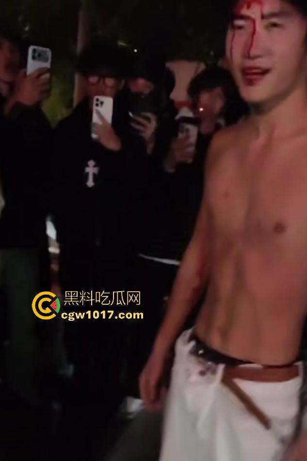 广西桂林谢霆锋1打4个C罗，只为争夺女友，谢霆锋没穿衣服被几个C罗当足球踢，真男人就要敢于单挑！  第8张