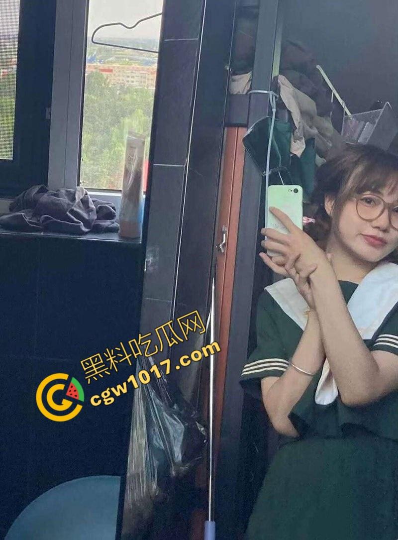 湖北武汉大学女神私生活爆炸！清纯外表下，训练有素的英姿驾驶术，豪华套房内大胆表演，双面生活震惊全校！  第2张