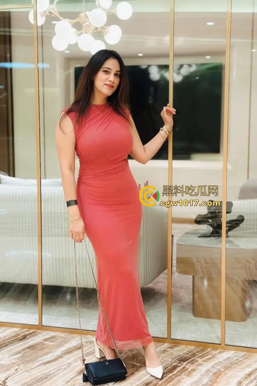 Sia Siberia × Stacy Cruz 双飞光头男，偷吃服务员被抓现行，女友不怒反笑晚上直接拉来3P，一屌二洞三进四出！  第1张