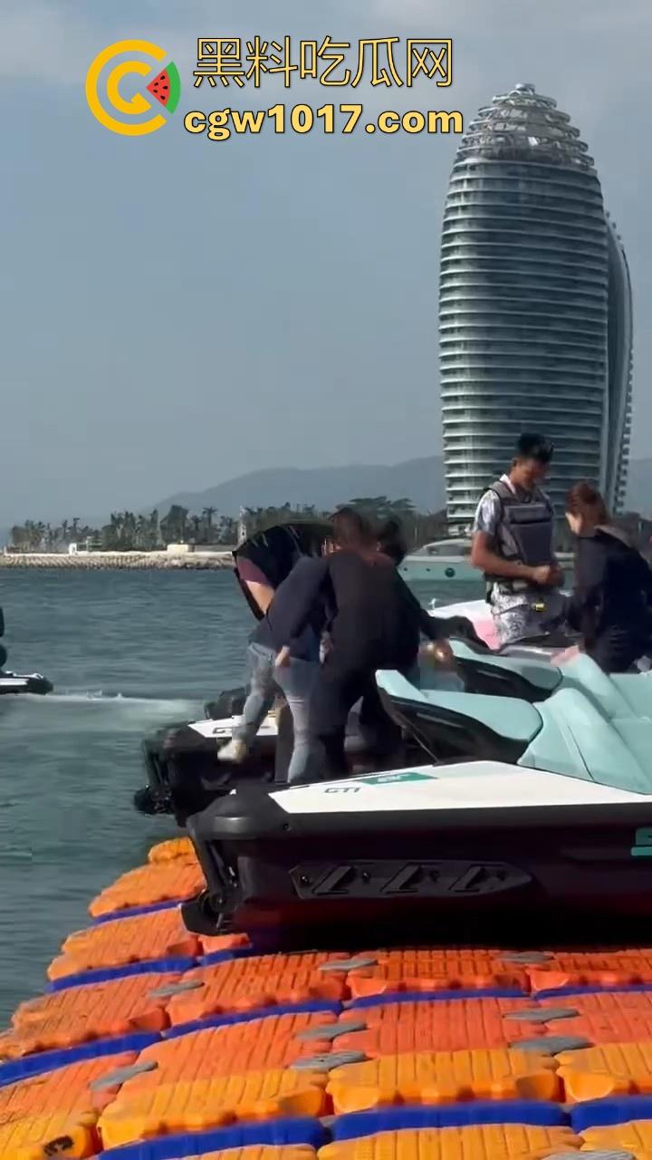 海南三亚钟情会所海边两大极品女现场撕逼，谁也不服谁直接开干，扯头发抓胸打起来丝毫不输男的，拦都拦不开！  第8张