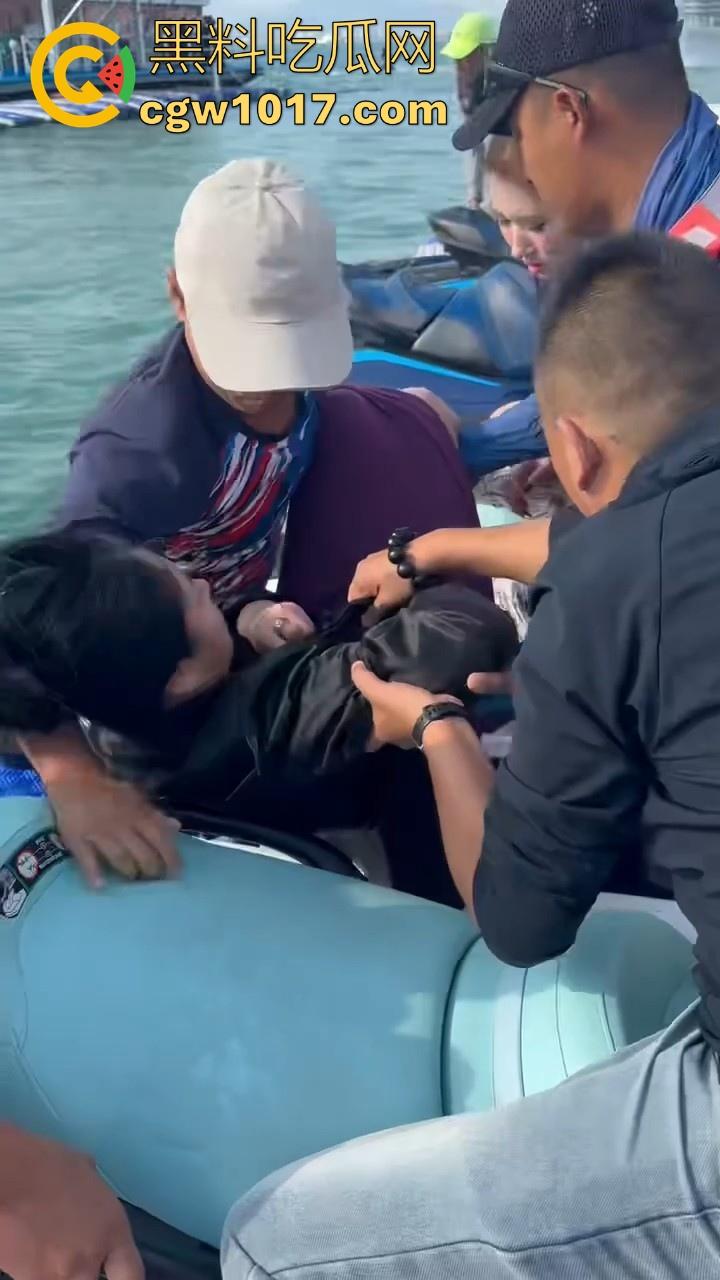 海南三亚钟情会所海边两大极品女现场撕逼，谁也不服谁直接开干，扯头发抓胸打起来丝毫不输男的，拦都拦不开！  第9张