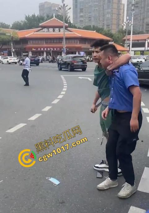 新疆男子勇斗城管！刀光闪烁，威风凛凛，城管悲惨跪地求饶，差点命丧黄泉！  第6张