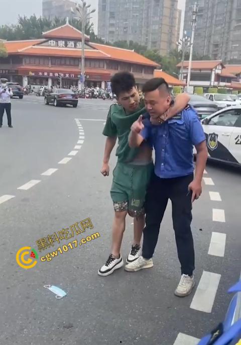 新疆男子勇斗城管！刀光闪烁，威风凛凛，城管悲惨跪地求饶，差点命丧黄泉！  第7张