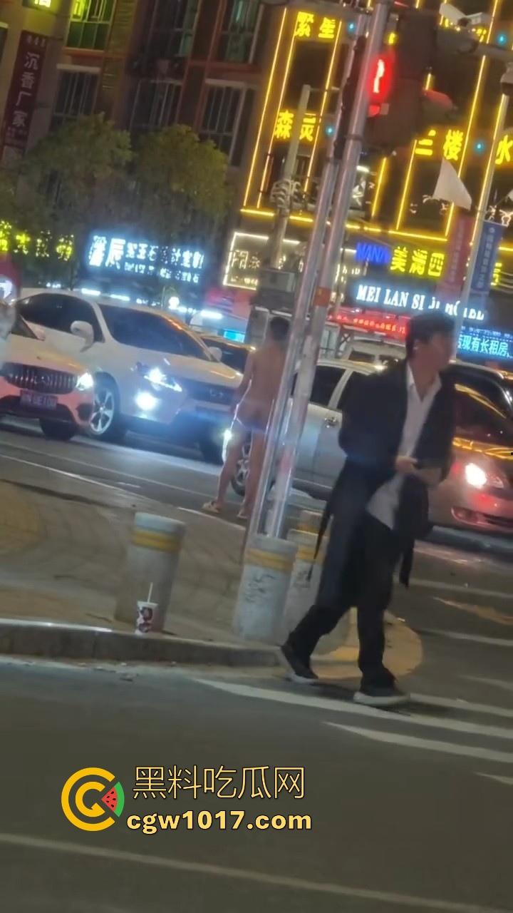 大冬天街头惊现裸男夜跑！全身脱光在车流量最大的街道夜跑，马路中央的焦点，难道什么女主人的任务啊！  第3张