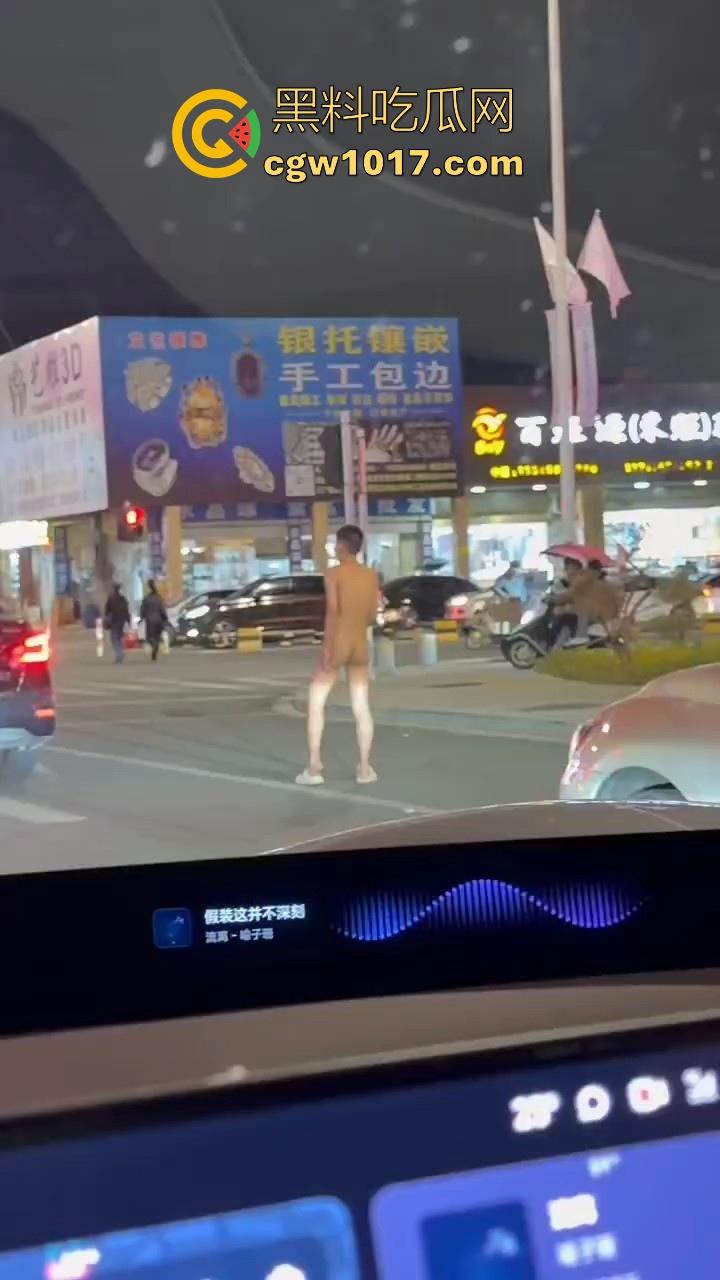 大冬天街头惊现裸男夜跑！全身脱光在车流量最大的街道夜跑，马路中央的焦点，难道什么女主人的任务啊！  第4张