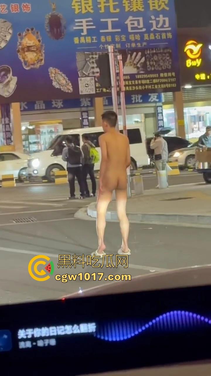 大冬天街头惊现裸男夜跑！全身脱光在车流量最大的街道夜跑，马路中央的焦点，难道什么女主人的任务啊！  第7张