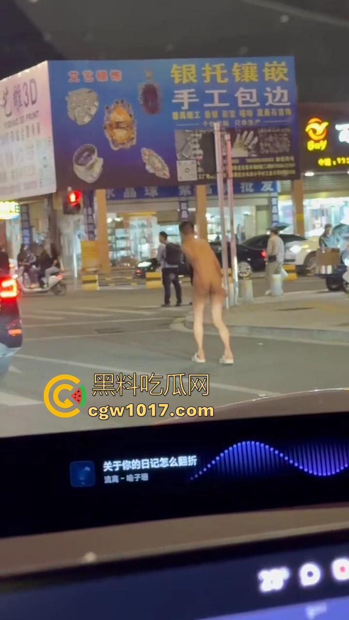 大冬天街头惊现裸男夜跑！全身脱光在车流量最大的街道夜跑，马路中央的焦点，难道什么女主人的任务啊！  第8张